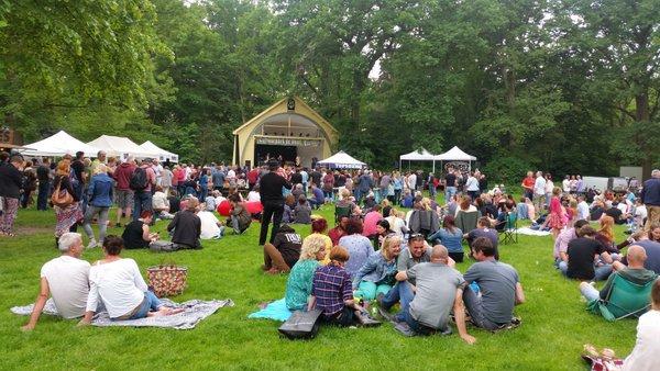 Mensen zittend op het gras bij cultuurpark de Hout in Alkmaar